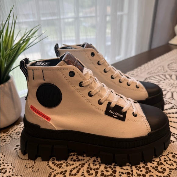 NIB Palladium Women’s Black and Cream High-Top Sneakers size 6.5 - Picture 1 of 5